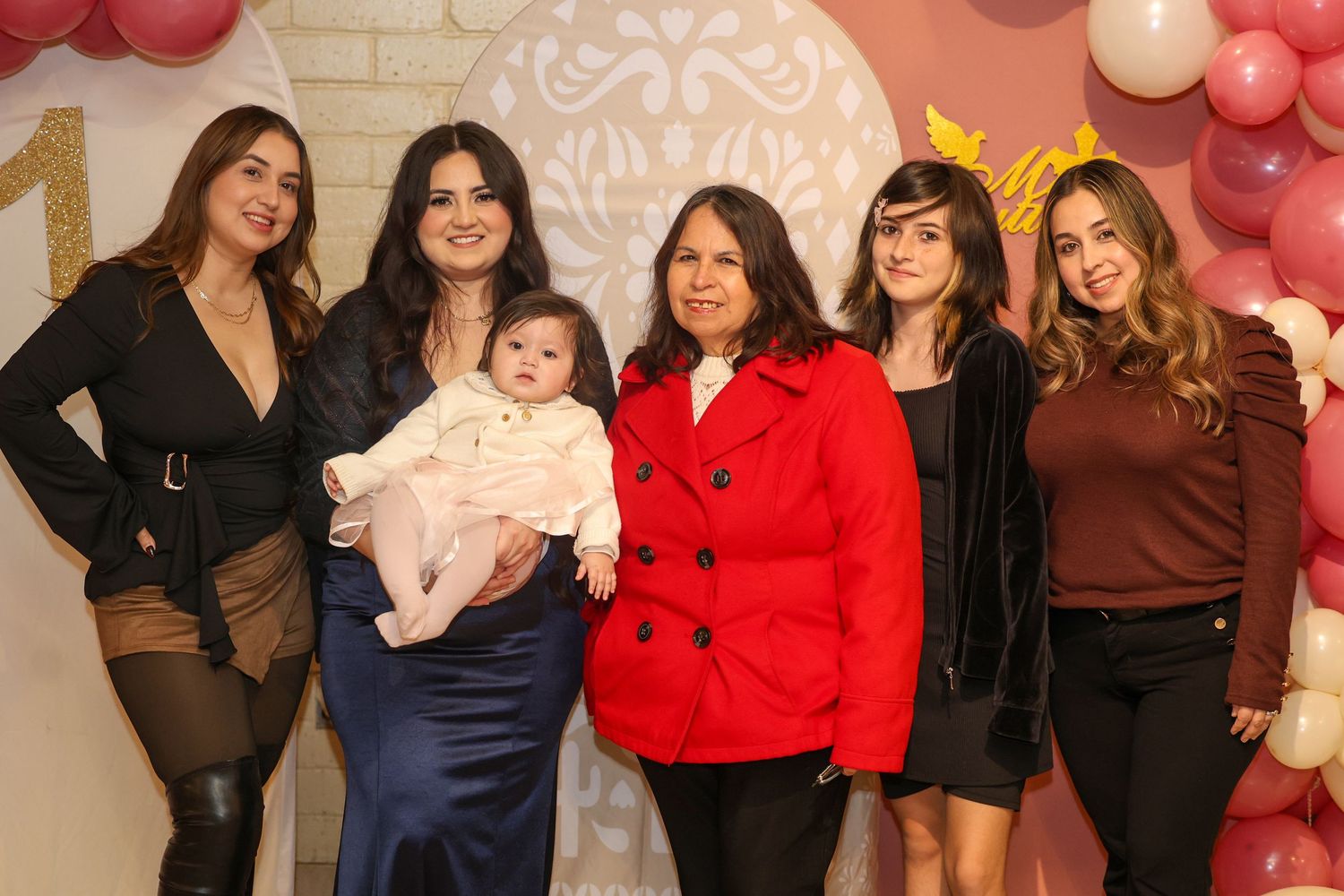 Family event photography in Fresno, California with professional lighting and warm tones.

Eventos familiares fotos.