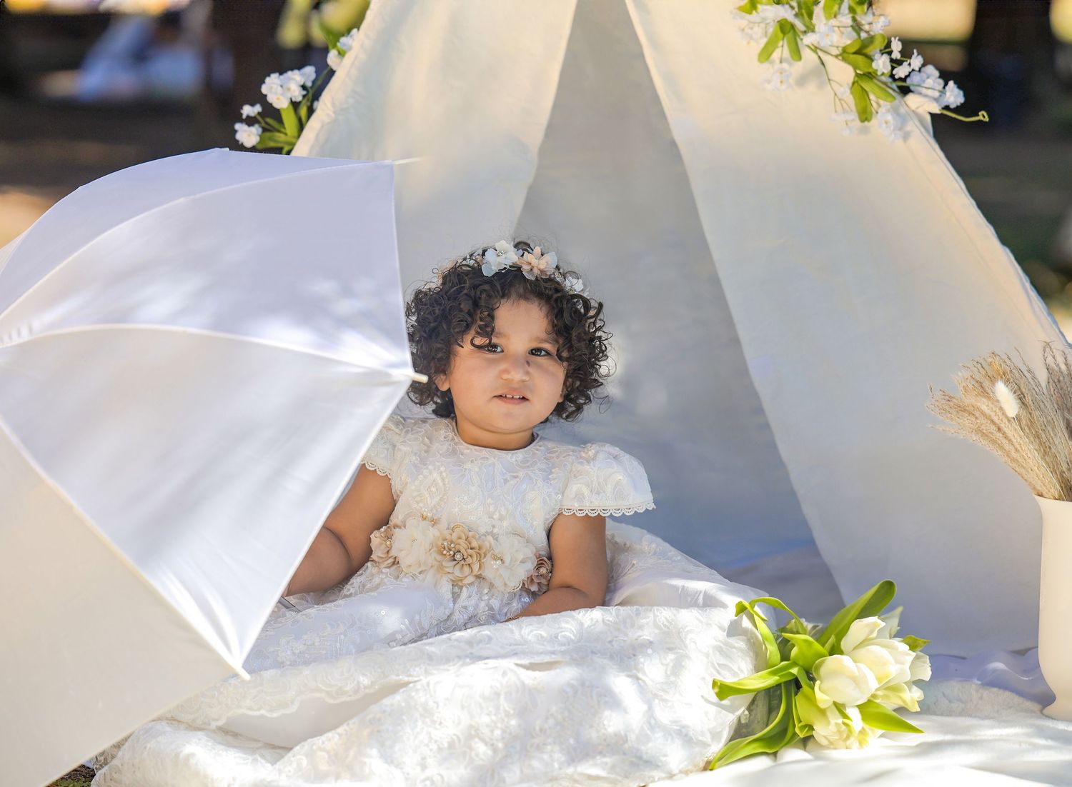 Baby photography session in Fresno, CA with soft natural light and elegant decor.
Bautismo fotos.