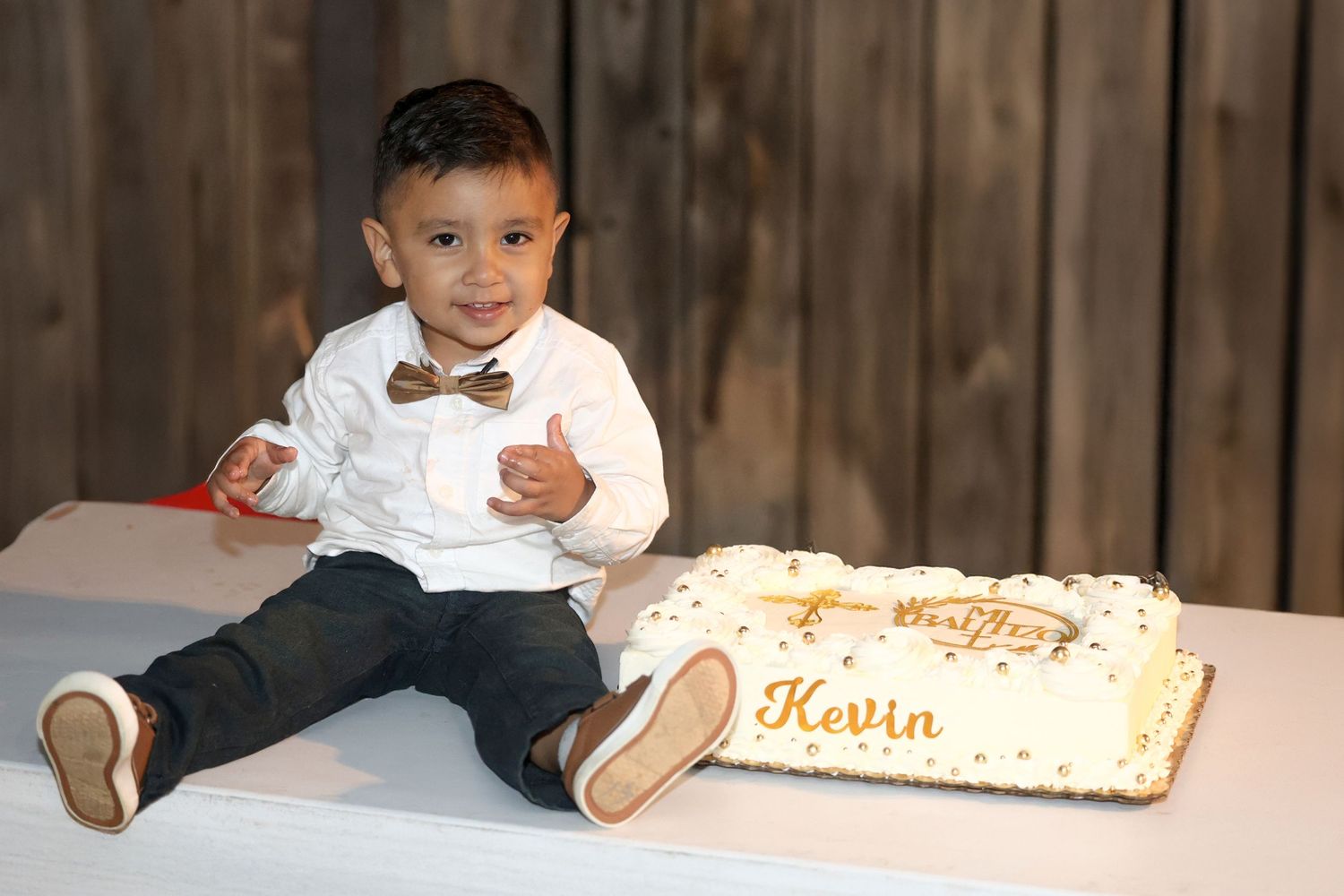 Children’s birthday photography in Fresno with natural expressions and warm style. 
Birthday photography in Fresno.