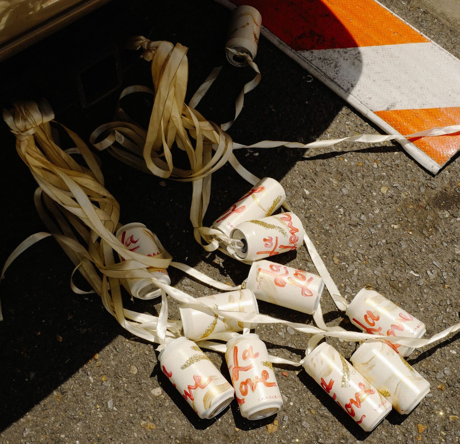 Cans with strings attached to a car saying 