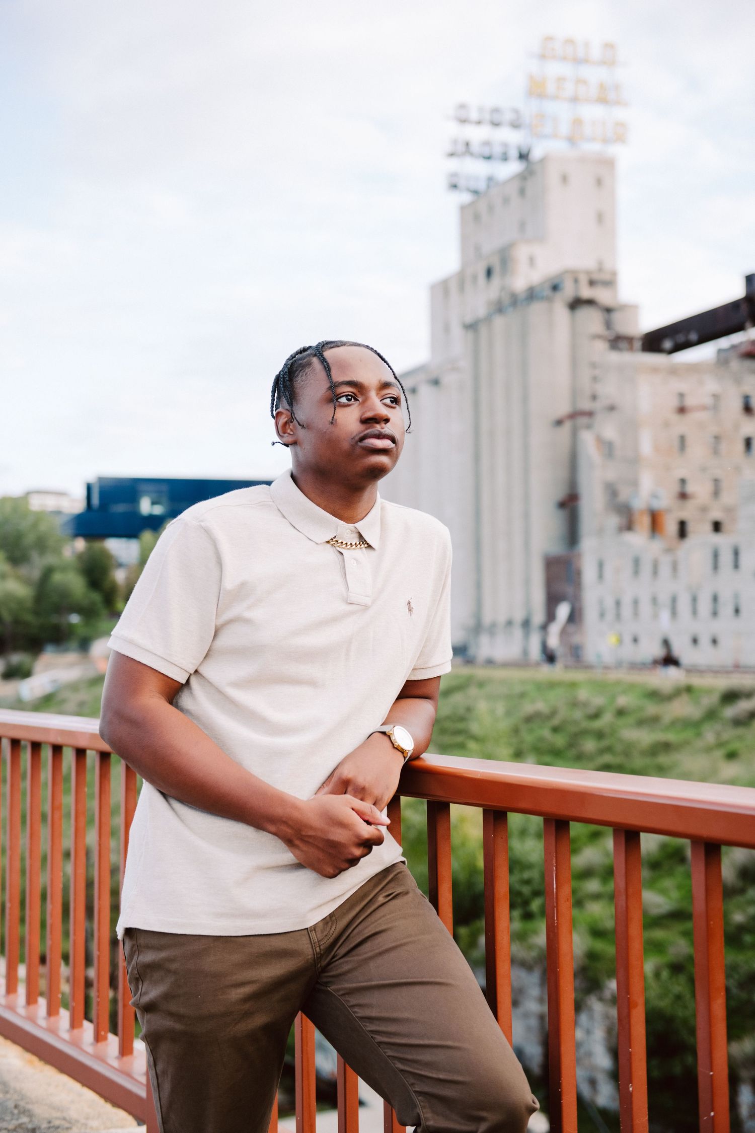 senior guy pictures in minneapolis on stone arch bridge