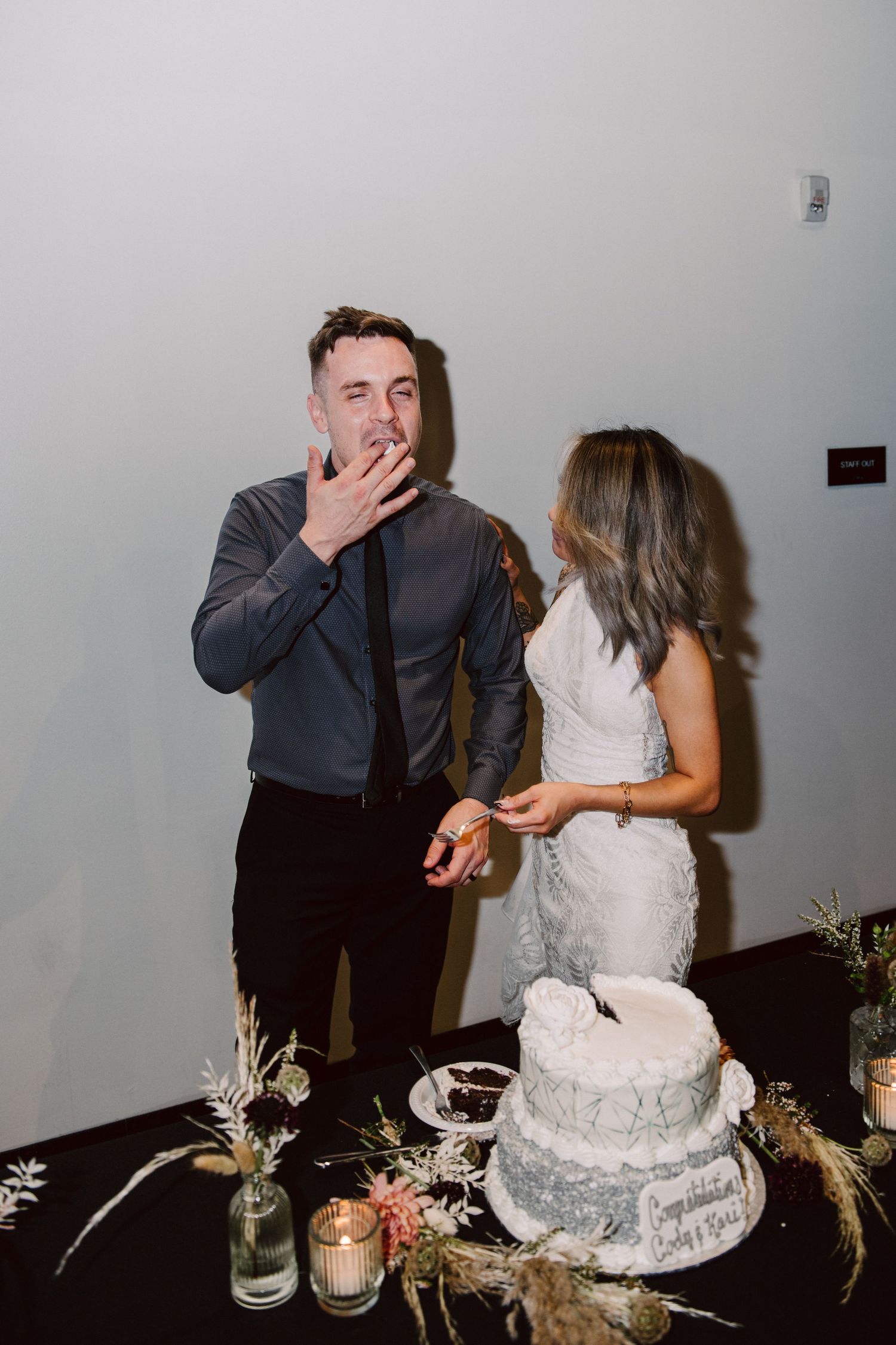 cake cutting photos at wedding