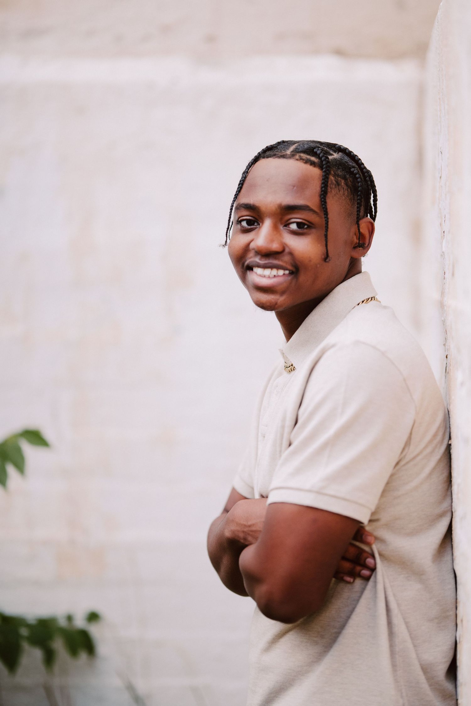senior guy pictures in minneapolis leaning against wall