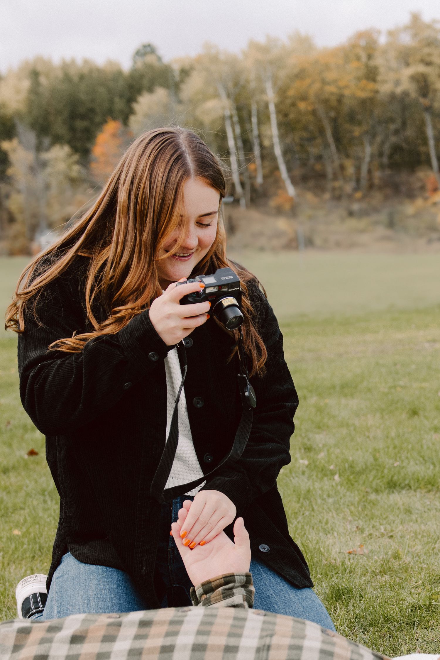 fall picnic engagement pictures