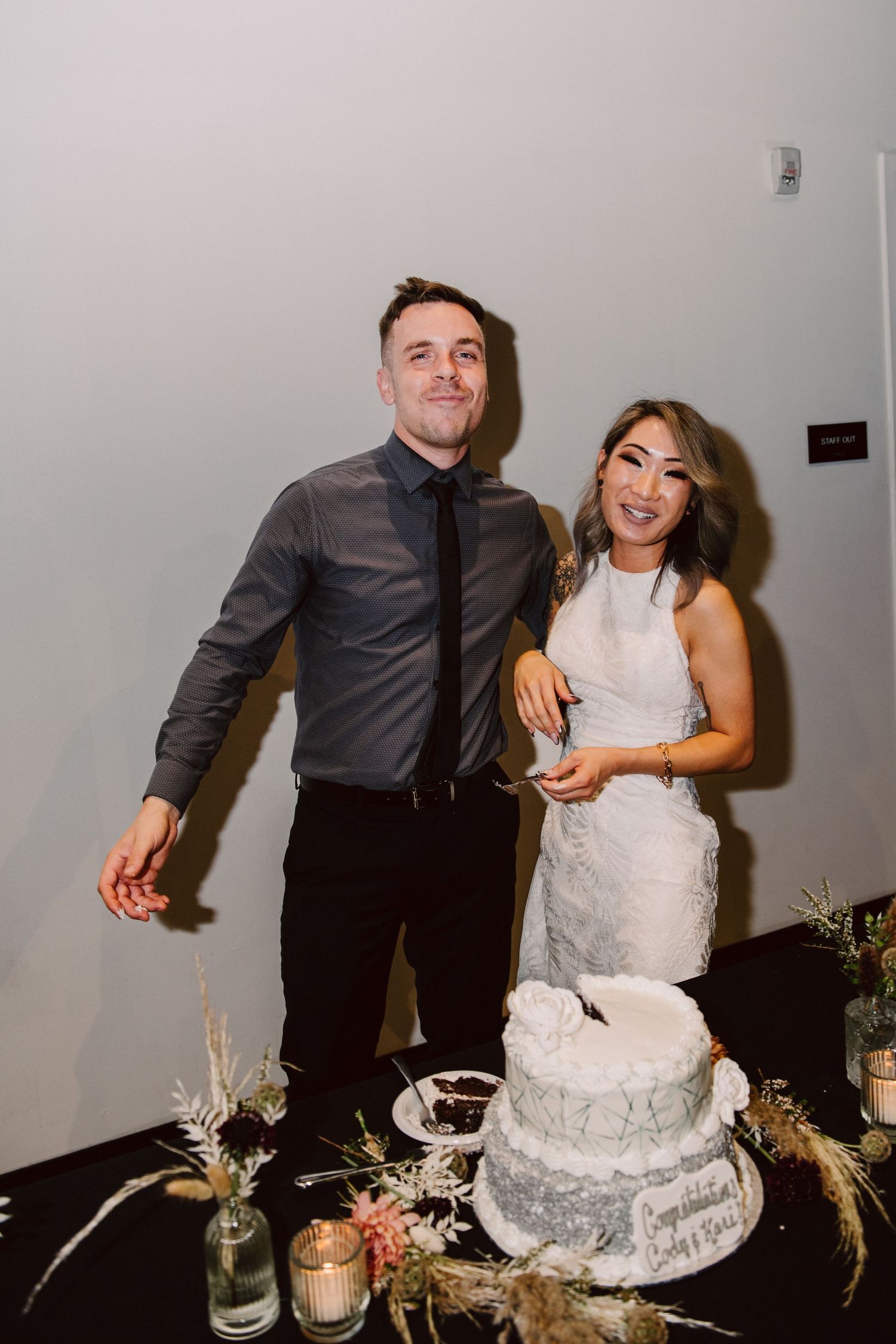 cake cutting photos at wedding