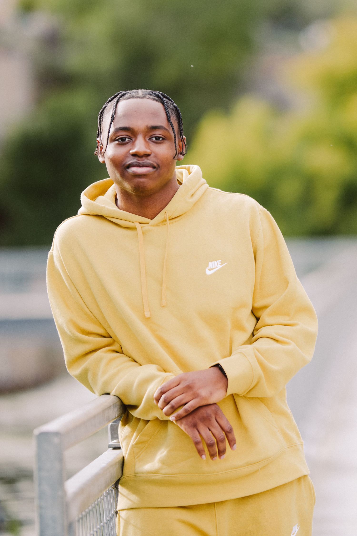 senior guy pictures in minneapolis leaning against wall
