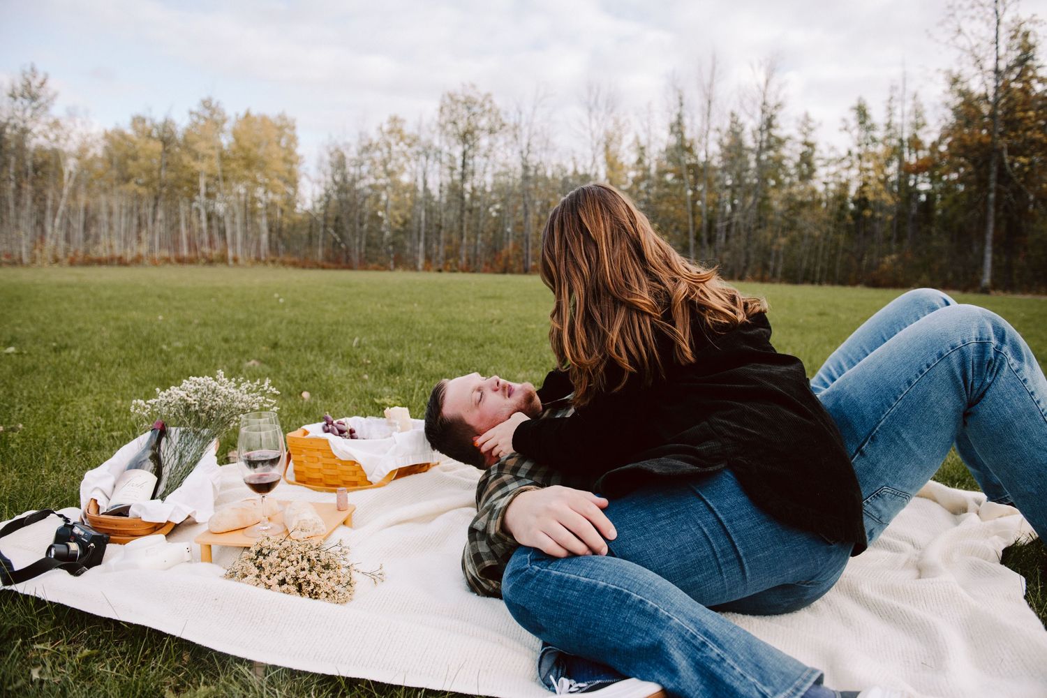 fall picnic engagement pictures