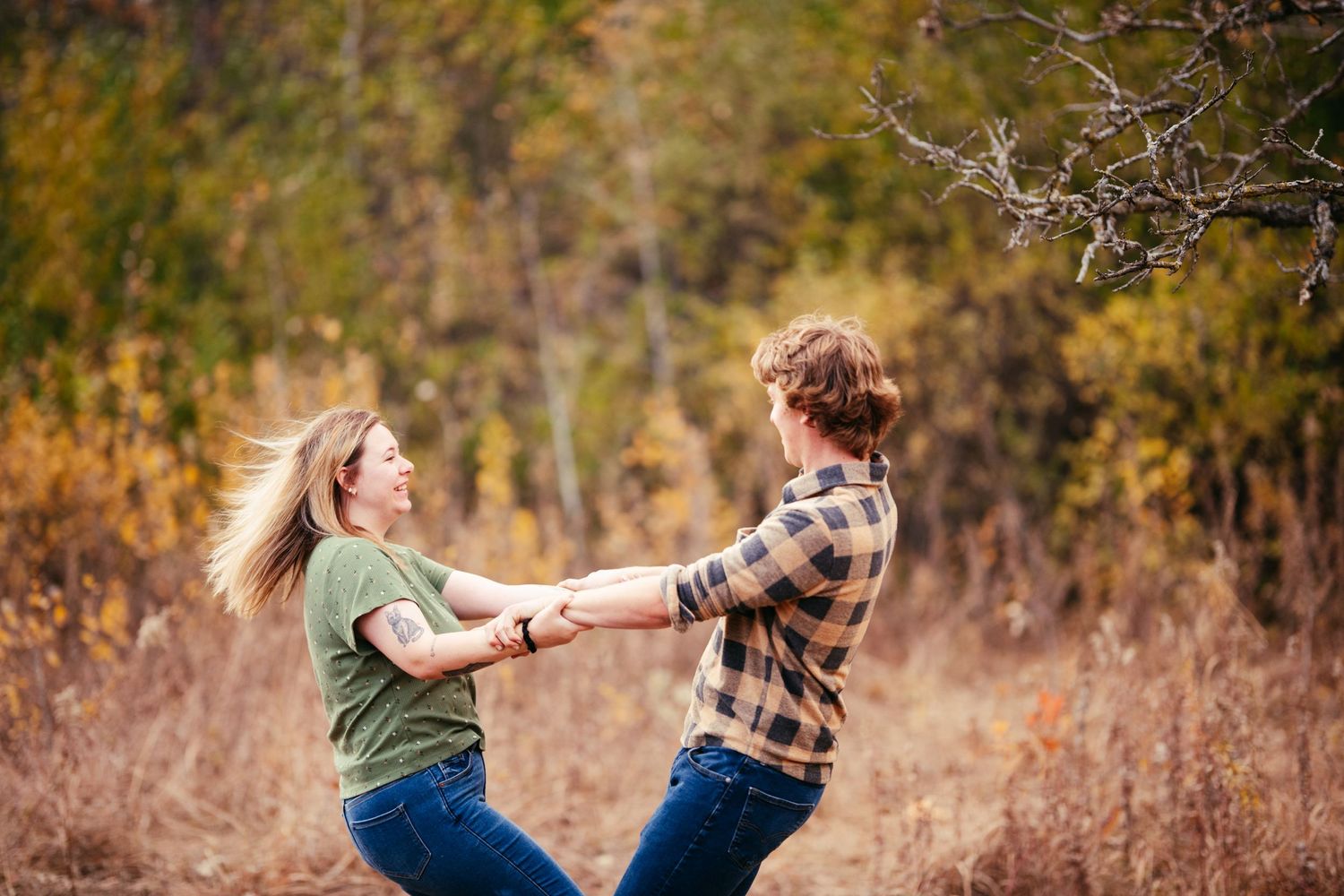 fall engagement photos minneapolis