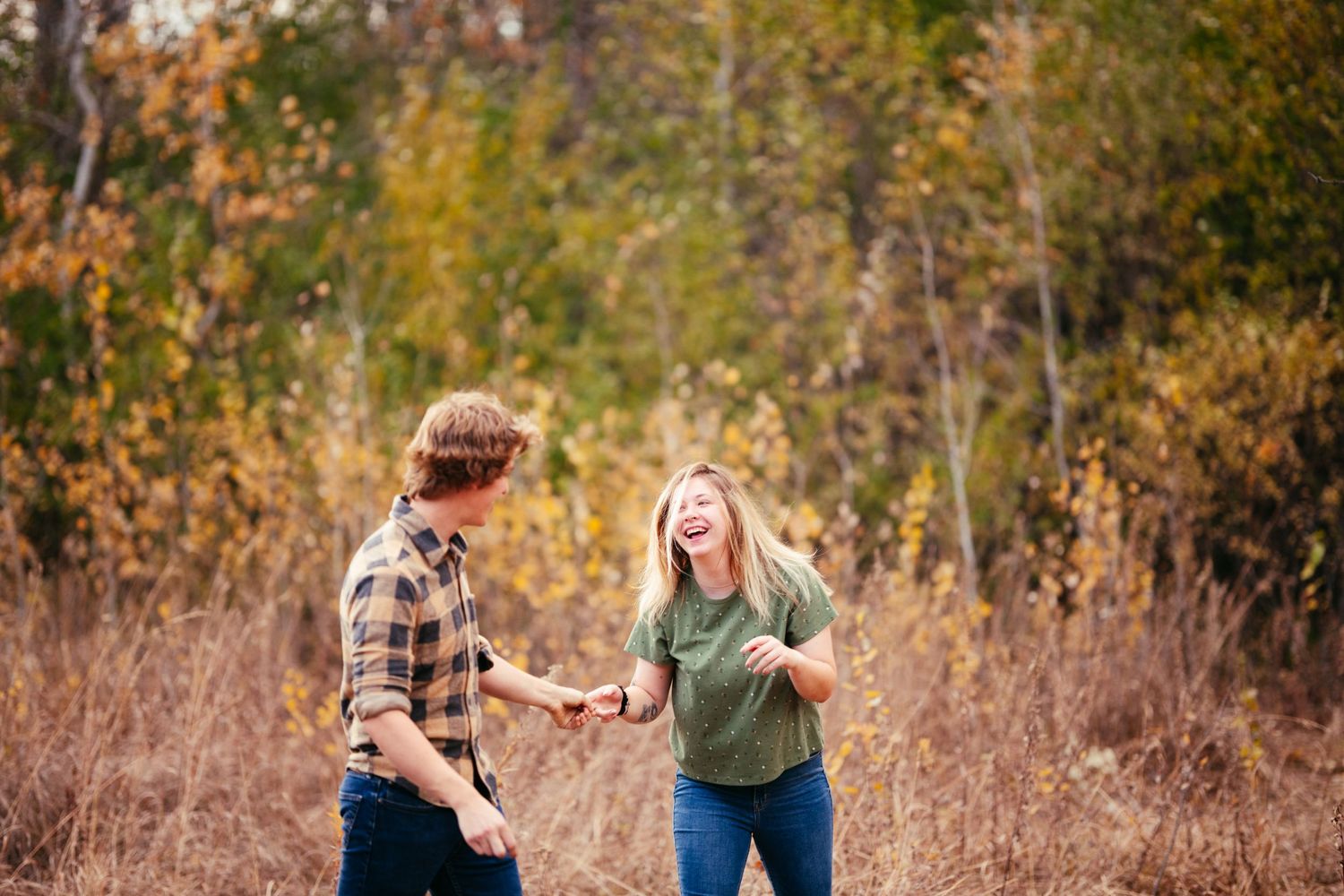 fall engagement photos minneapolis
