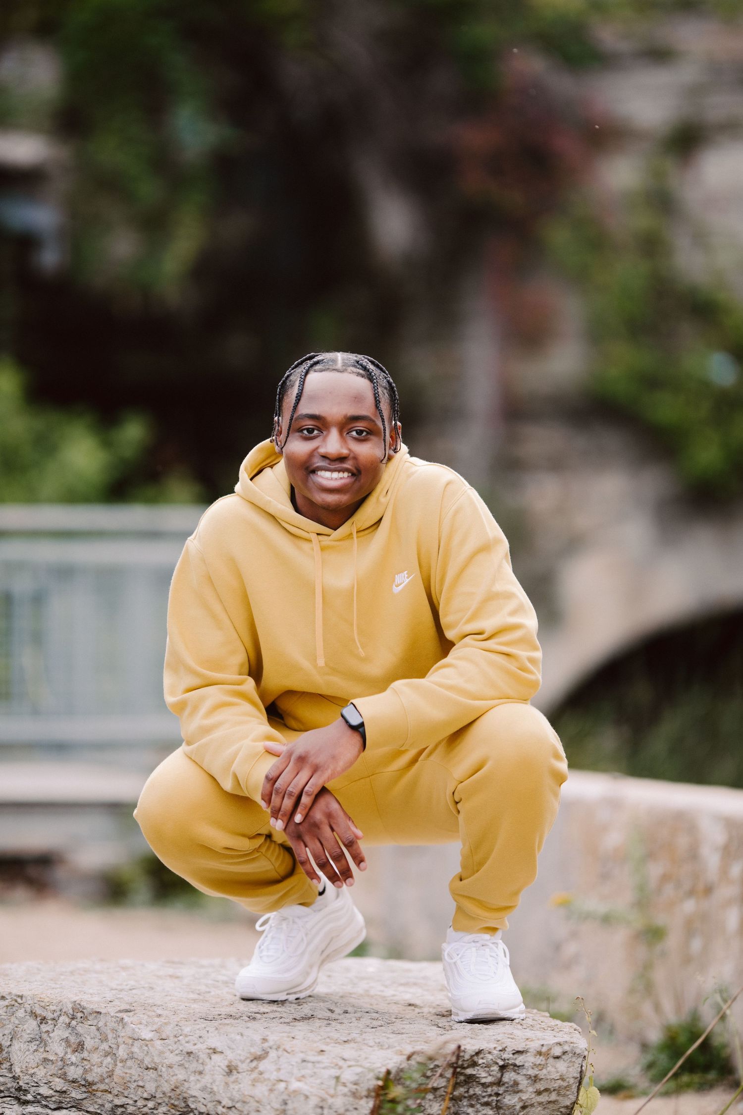 senior guy pictures in minneapolis leaning against wall