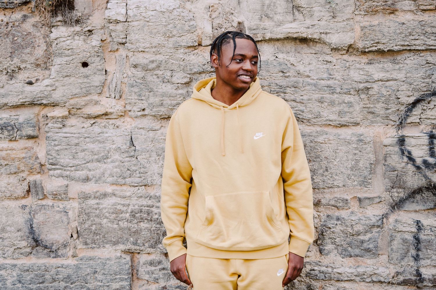senior guy pictures in minneapolis leaning against wall