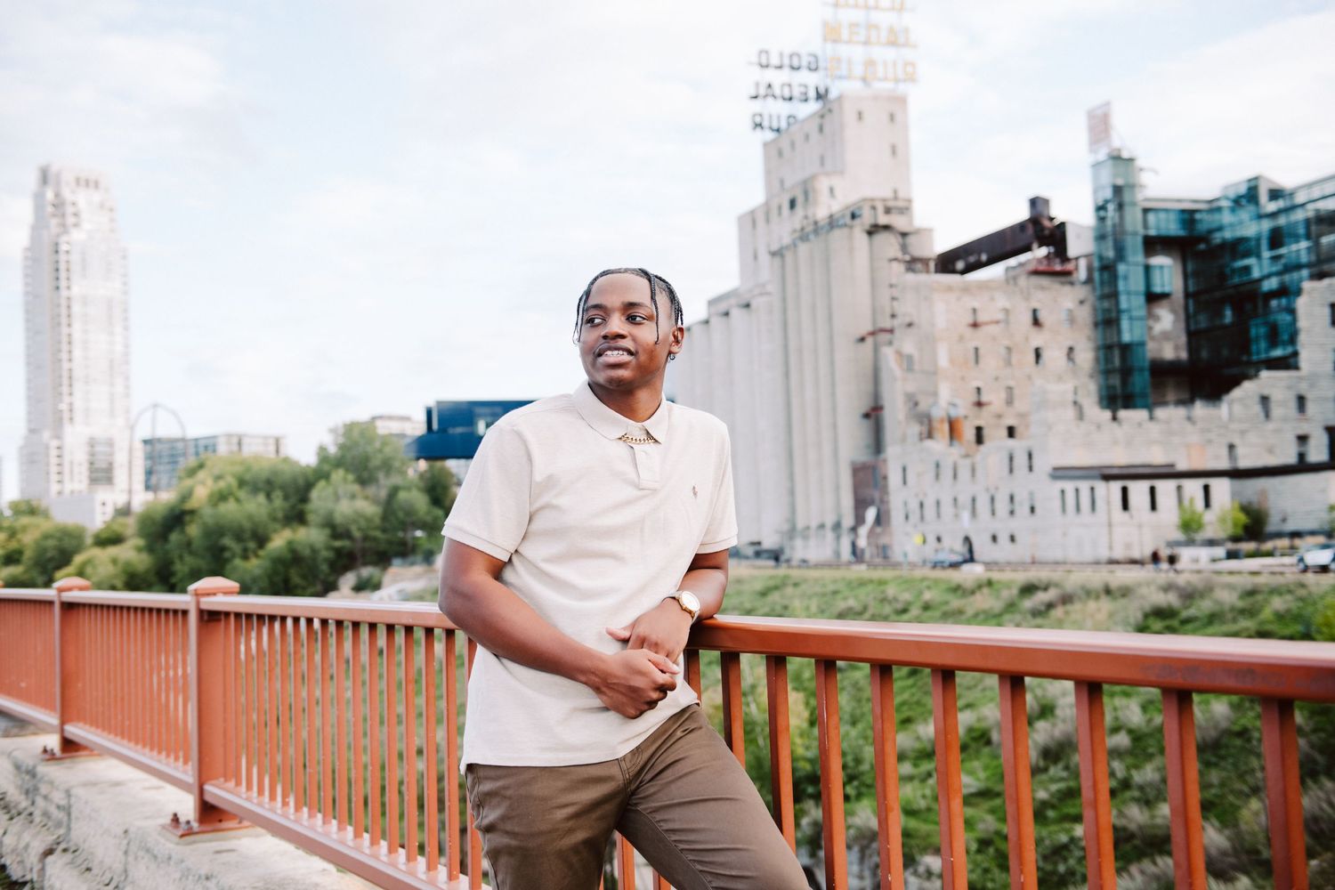 senior guy pictures in minneapolis on stone arch bridge