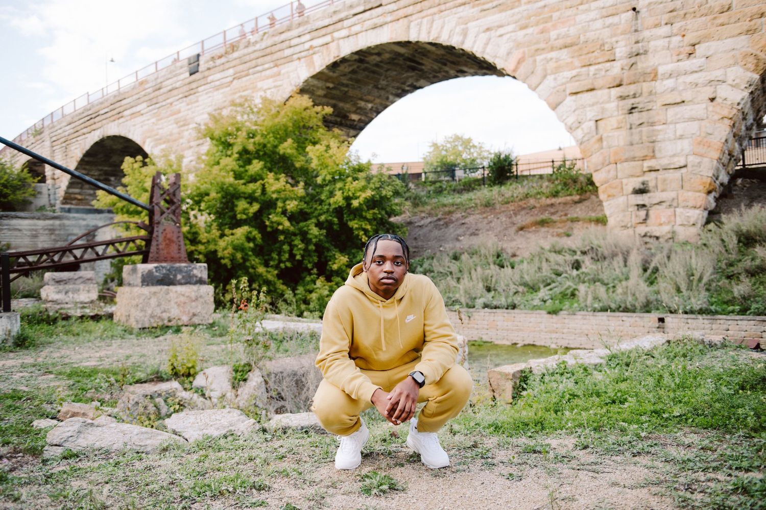 senior guy pictures in minneapolis leaning against wall