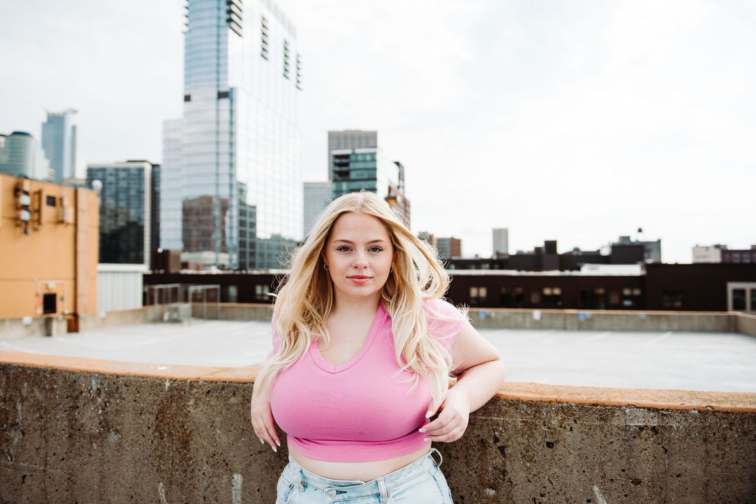 high school senior girl pictures on rooftop in minneapolis