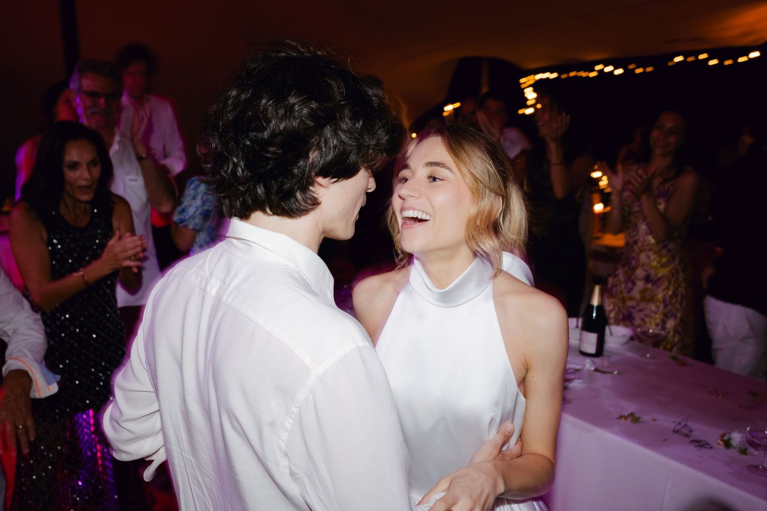 La mariée et le marié partagent un moment joyeux en dansant ensemble lors de leur réception de mariage.