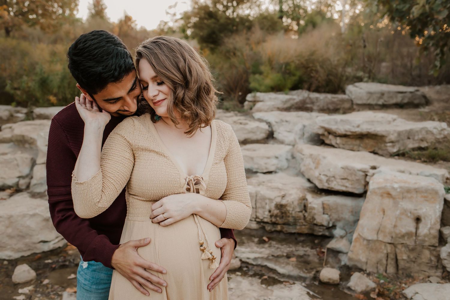Maternity photo of mom and dad by beautiful rocky background in Forest Park.