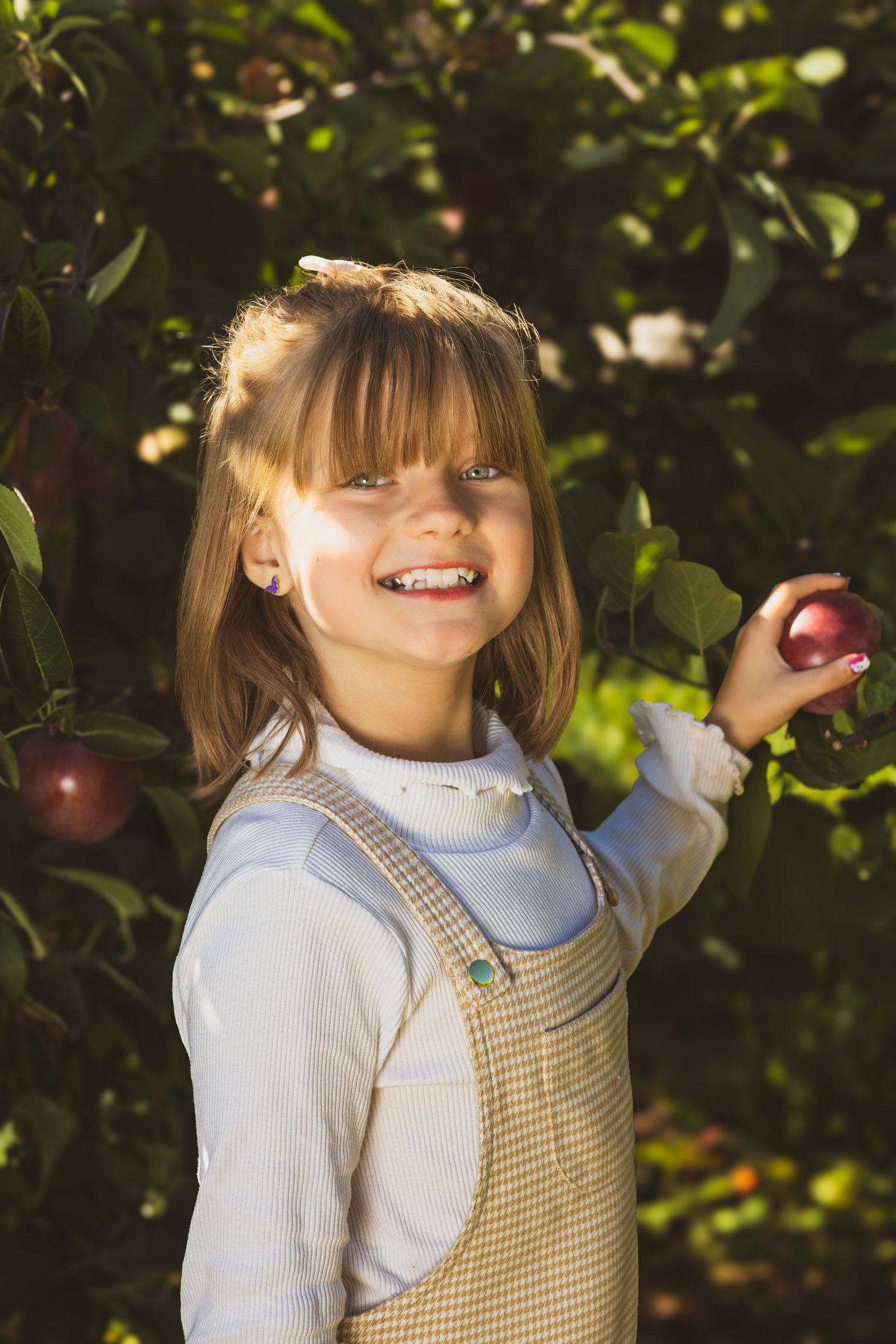 Young girl holding an apple