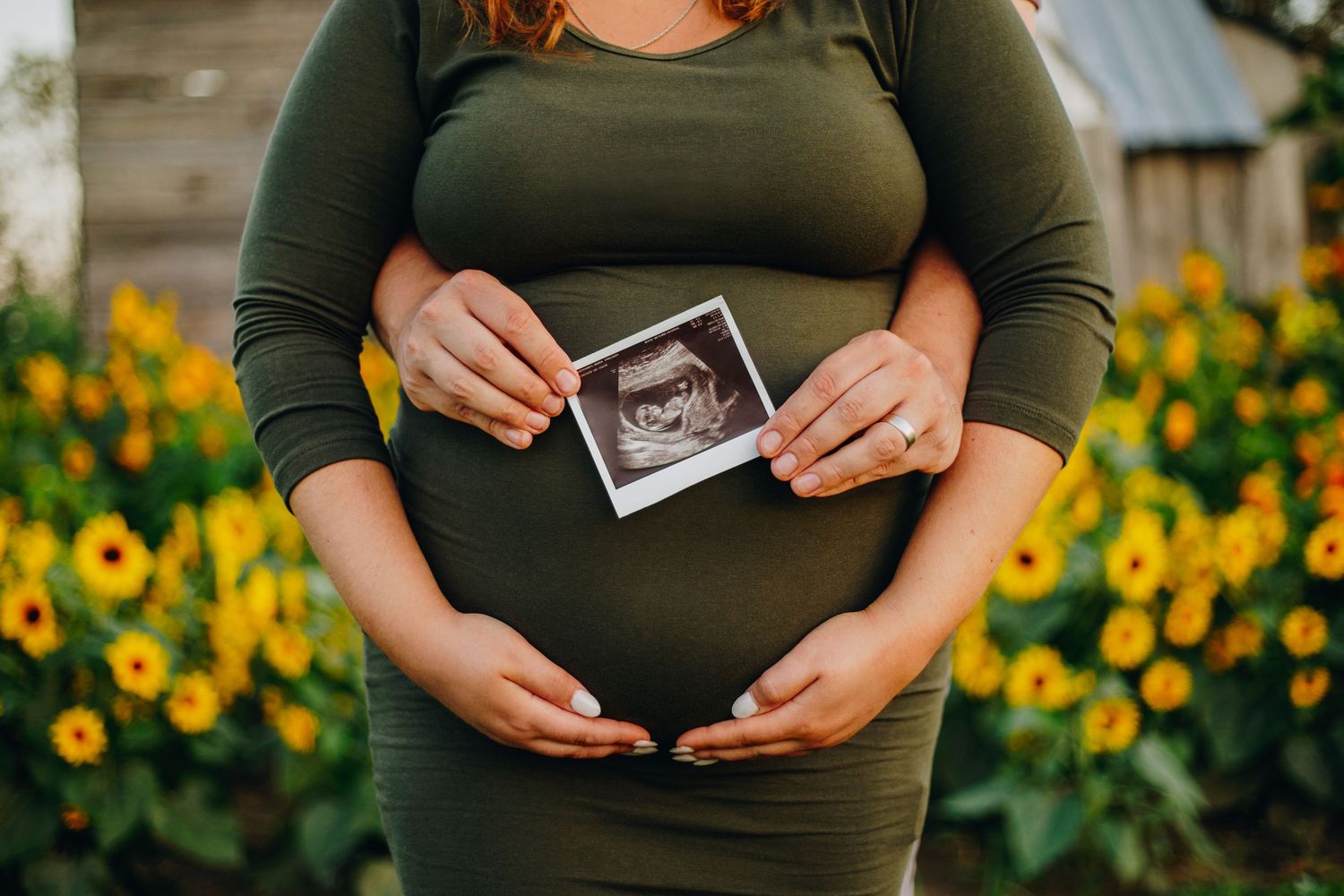 Expectant mother enjoying a natural maternity photography session at La Belle in Coteau-du-Lac