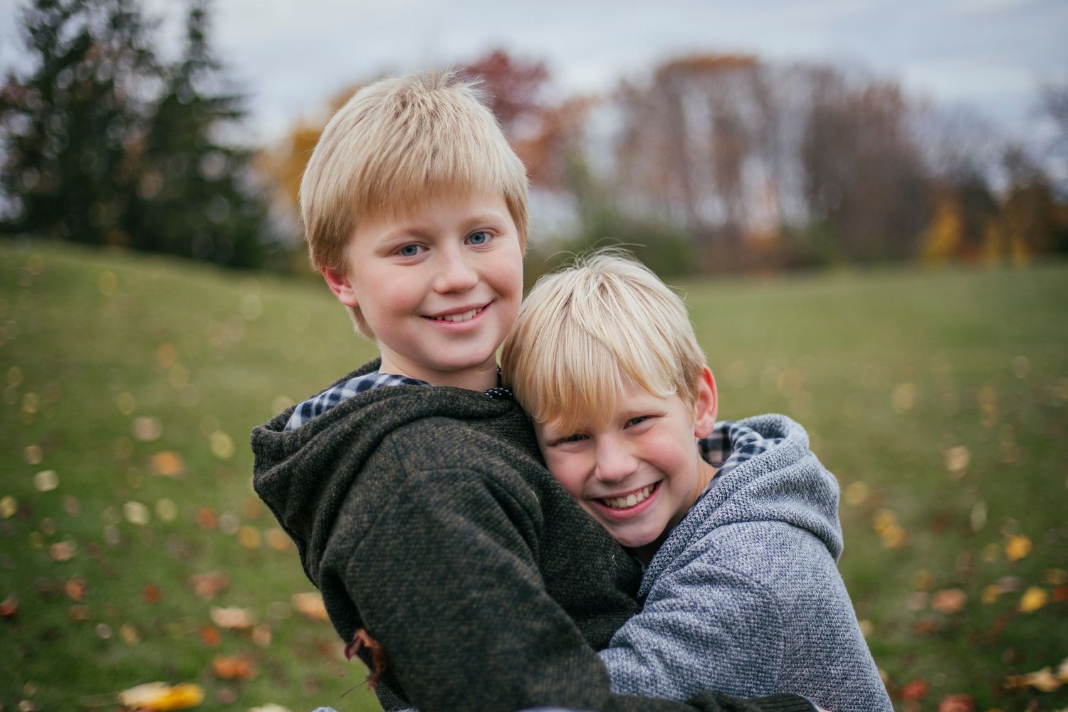 Brothers posing during an outdoor photography session in Île-Perrot