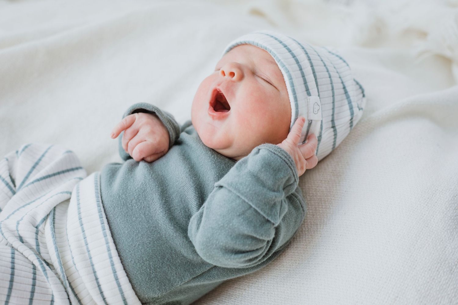 Newborn baby during a natural photography session in Île-Perrot