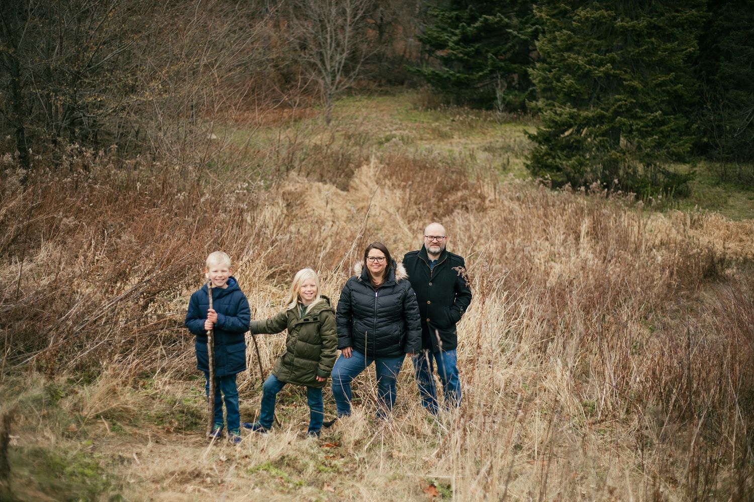 Family enjoying a natural outdoor photography session in the West Island during fall