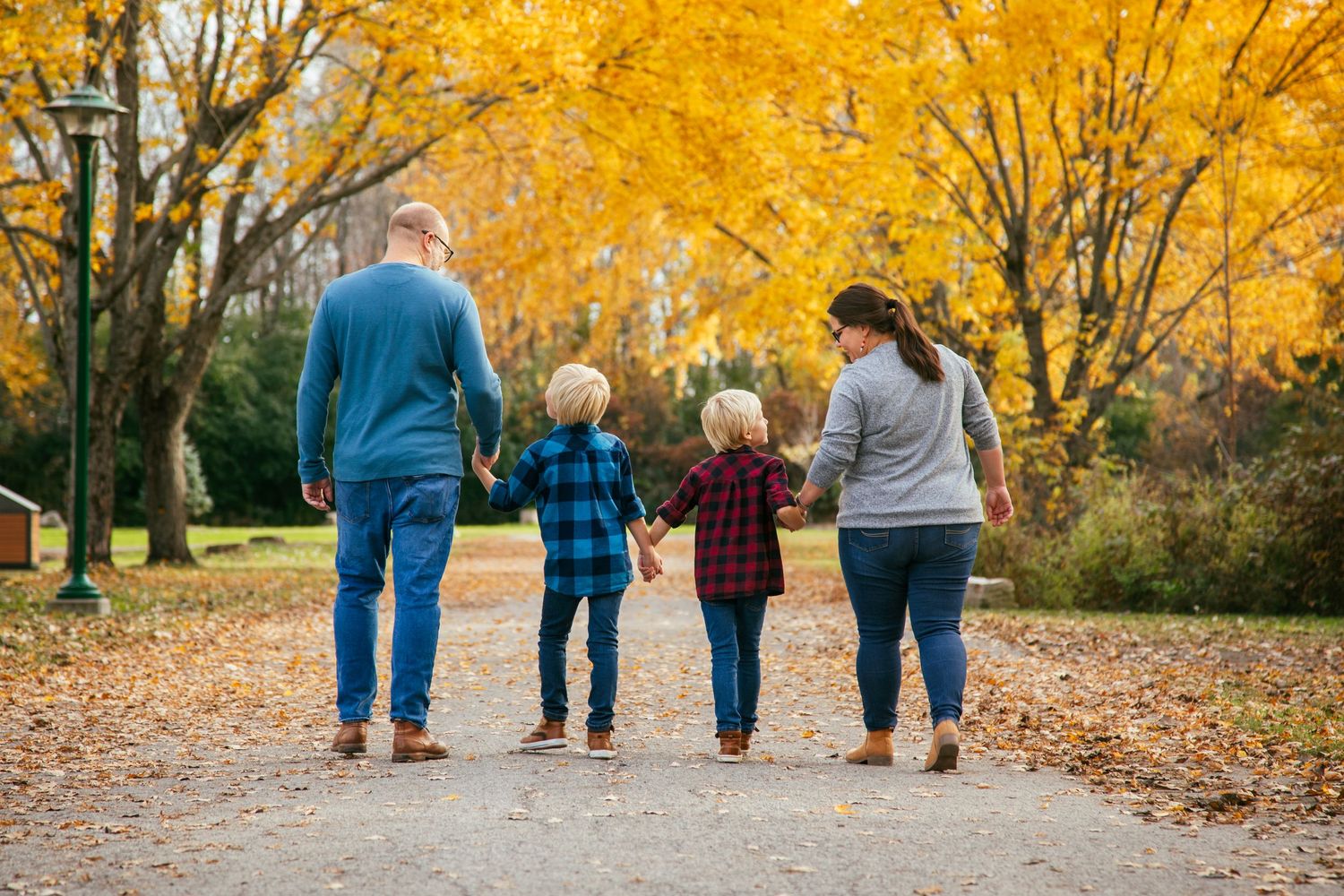 Family of four enjoying an outdoor photography session in Île-Perrot