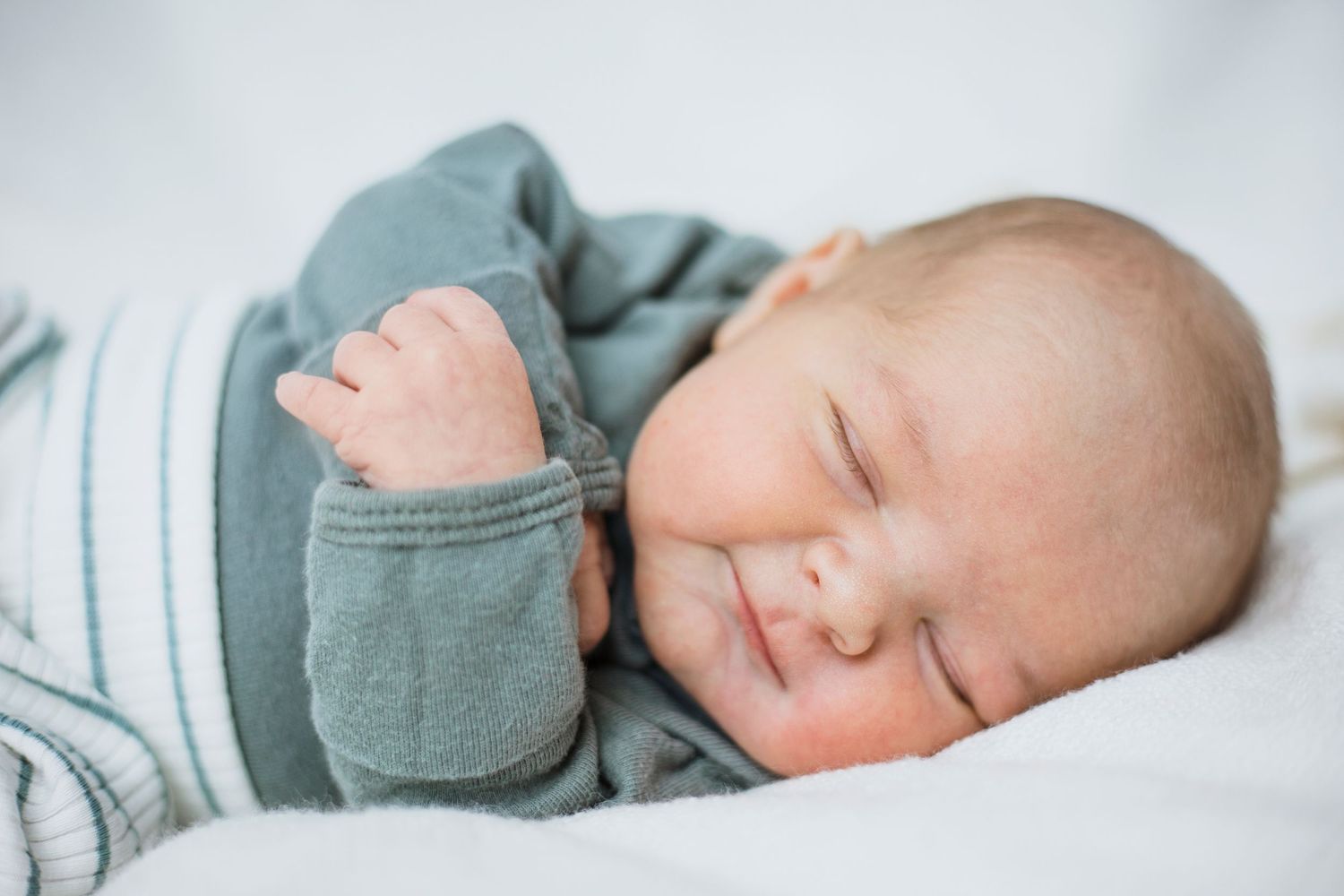 Newborn baby during a natural photography session in Île-Perrot