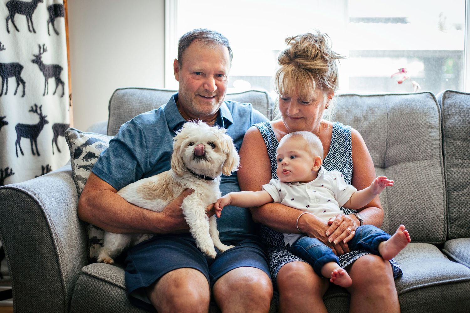 Grandparents enjoying a natural family photography session in Coteau-du-Lac