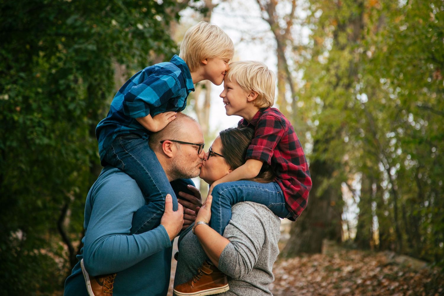 Family of four enjoying an outdoor photography session in Île-Perrot