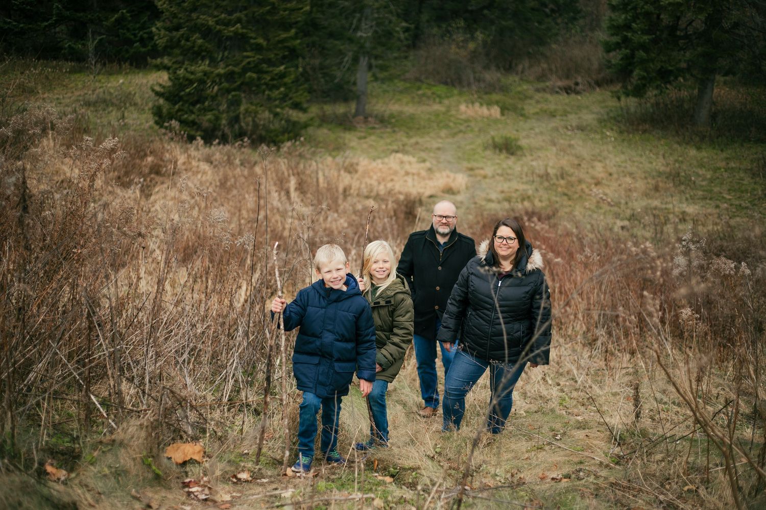 Family enjoying a natural outdoor photography session in the West Island during fall