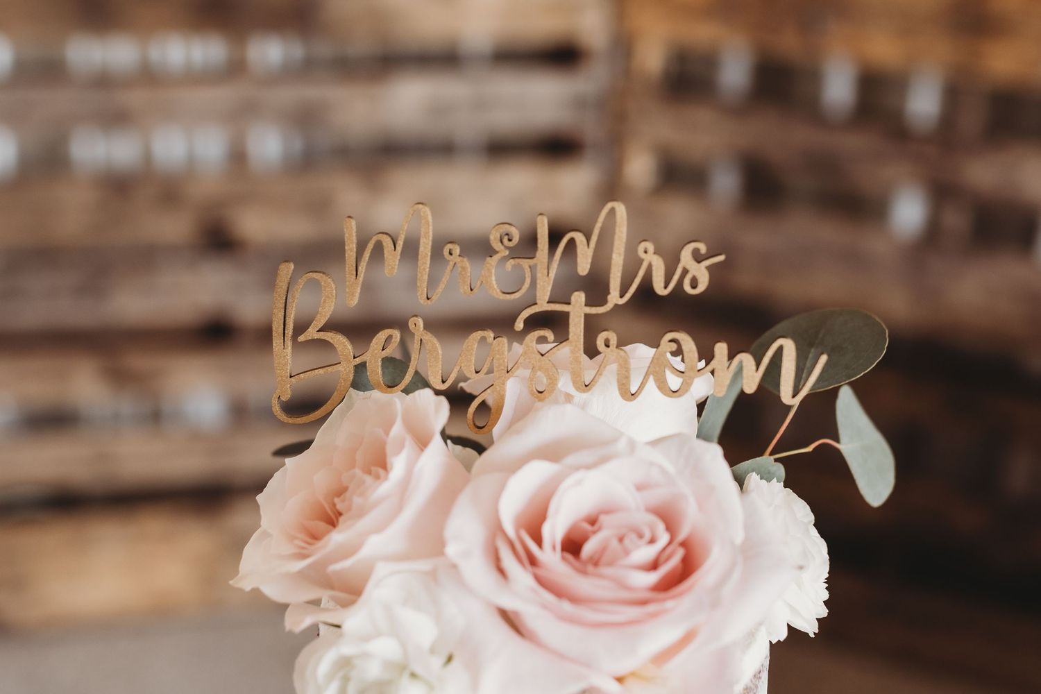Gold Mr and Mrs Bergstrom cake topper on blush rose wedding cake.
