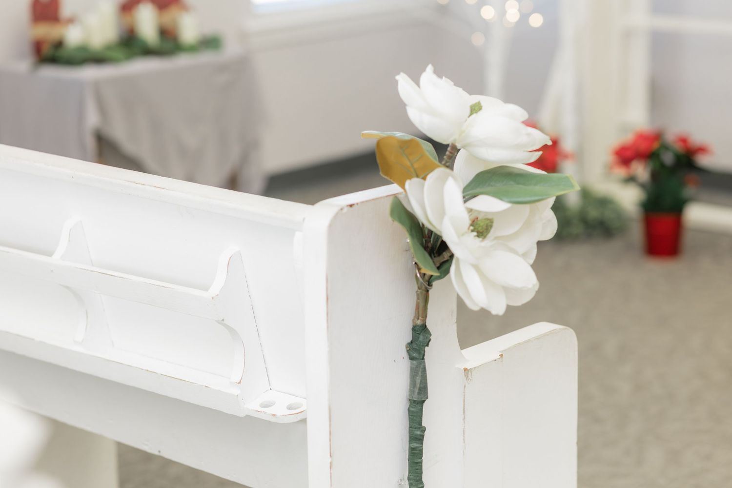 White chapel pew with floral arrangement photographed during a Murfreesboro elopement.