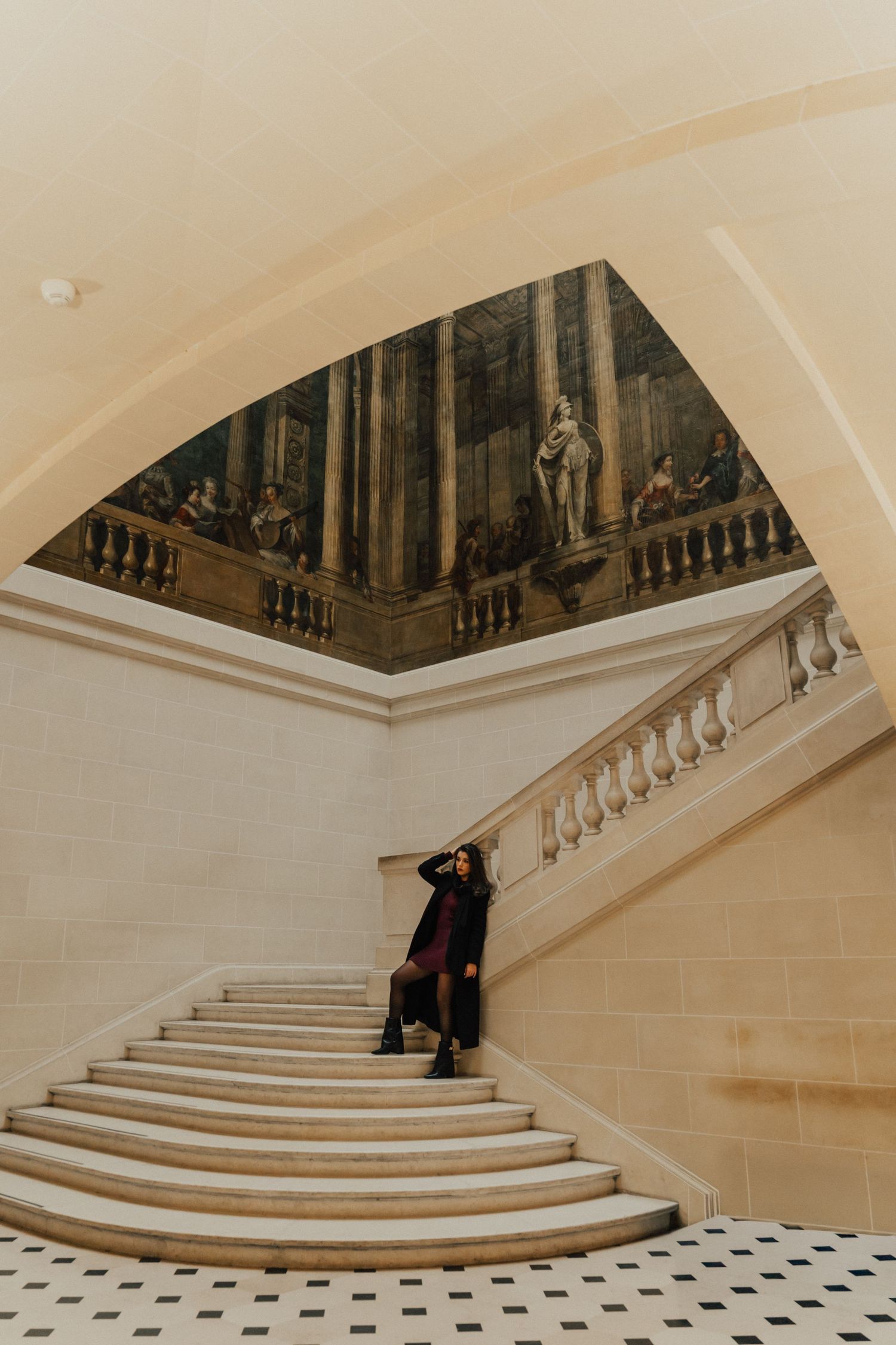 woman portrait session in parisian museum