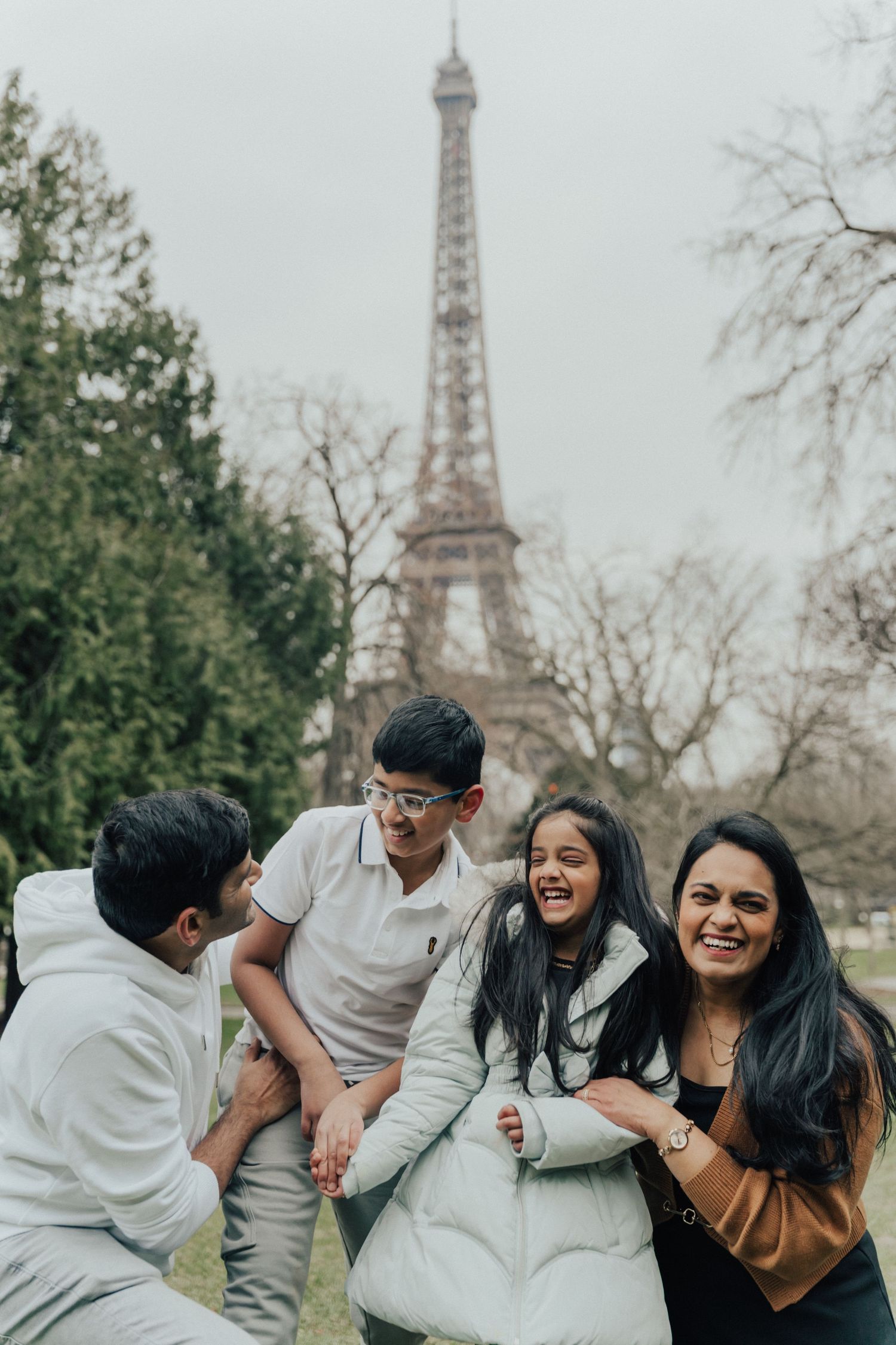 family photoshoot in Eiffel Tower