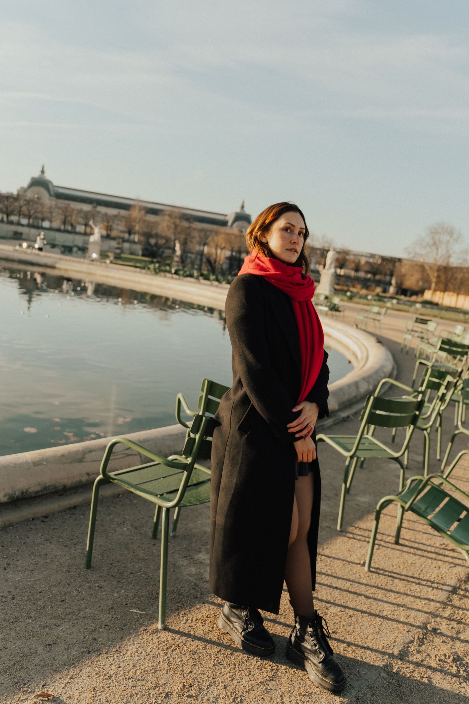 woman portrait session in Paris streets natural style