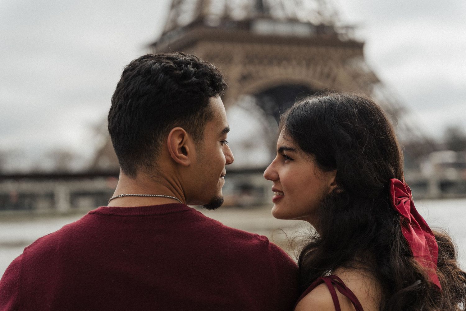couple photoshoot in Paris Eiffel Tower at sunrise