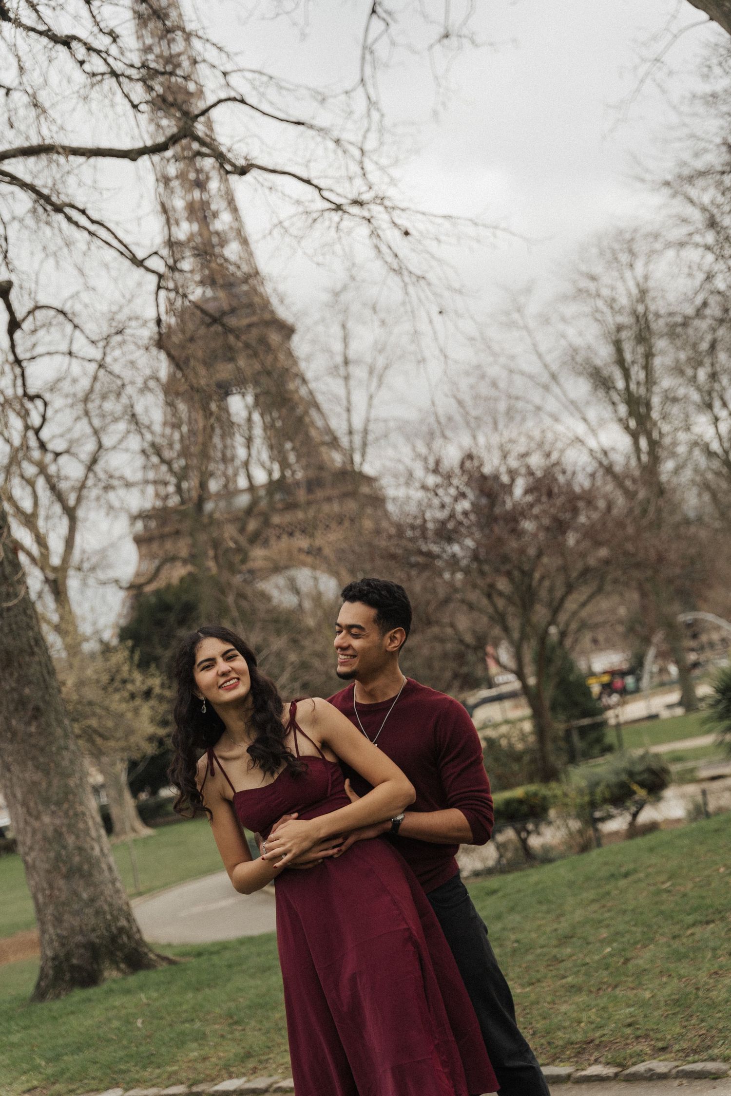 couple photoshoot in Paris Eiffel Tower at sunrise