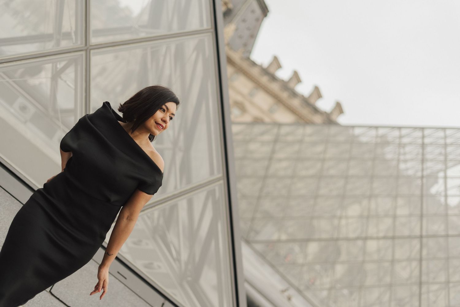 woman portrait session in Louvre