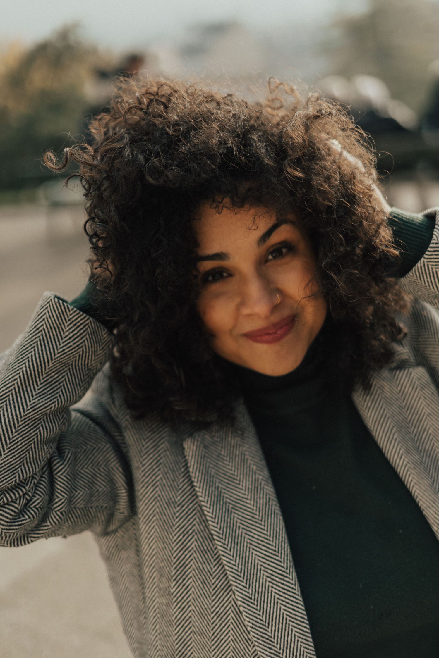 woman portrait session in Paris streets natural style
