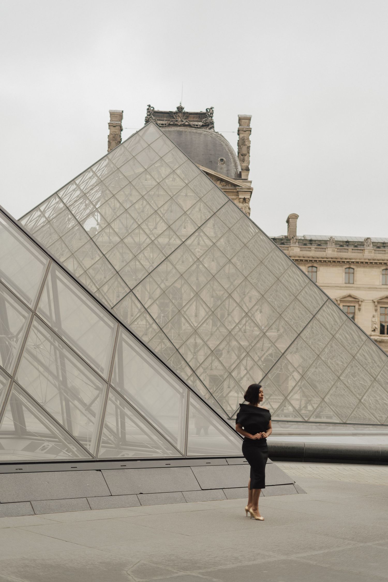 woman portrait session in Louvre