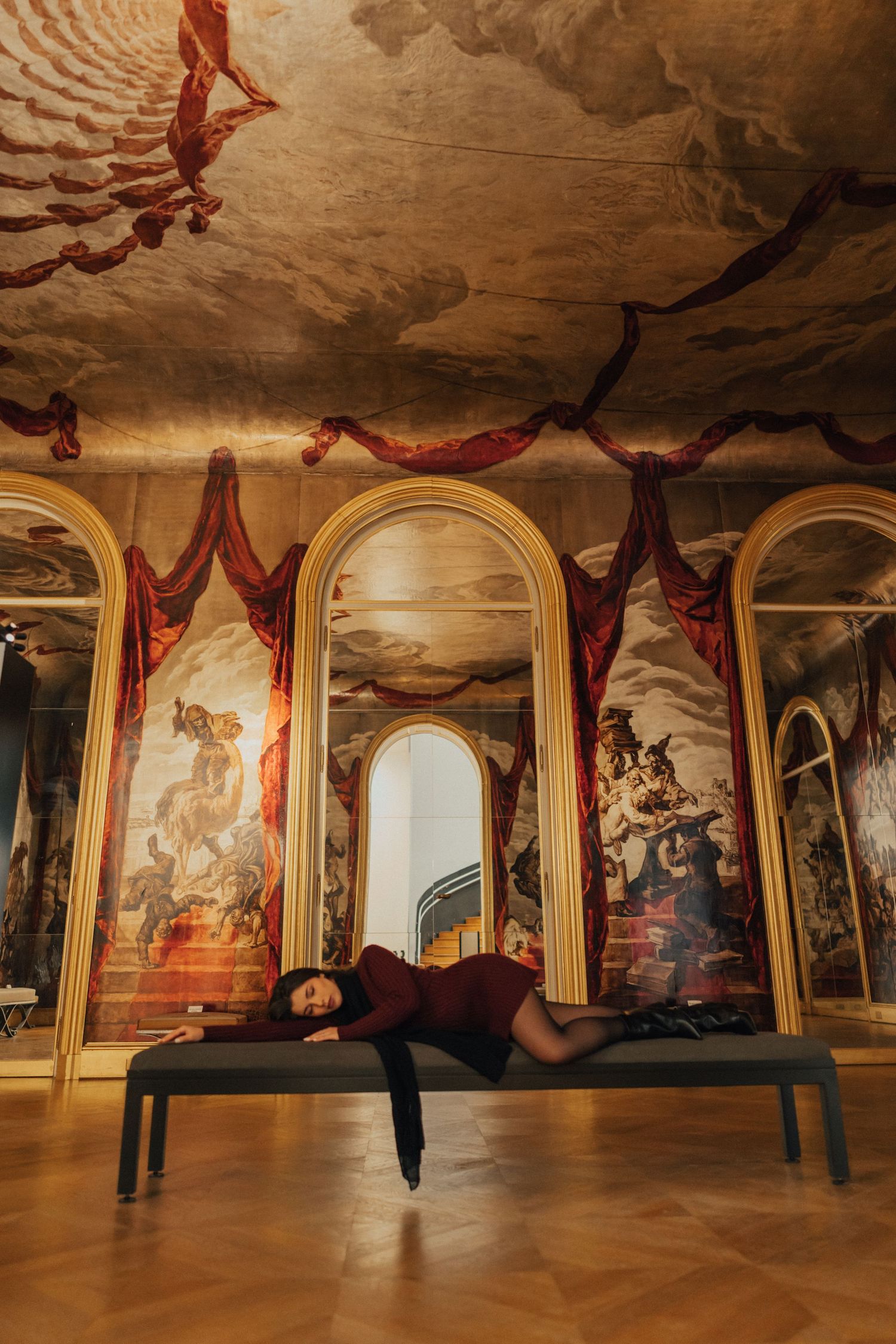 woman portrait session in parisian museum