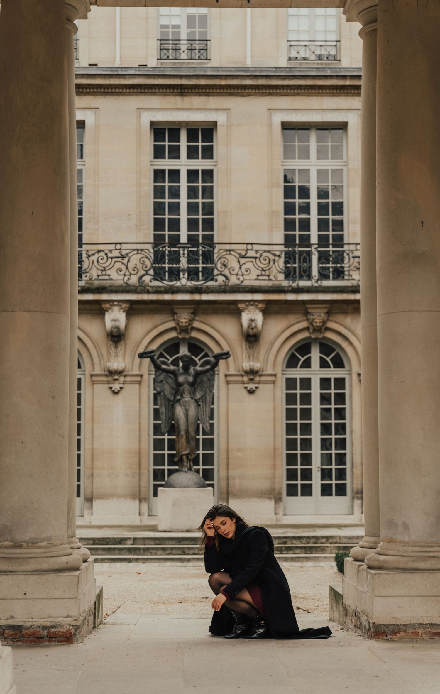 woman portrait session in parisian museum