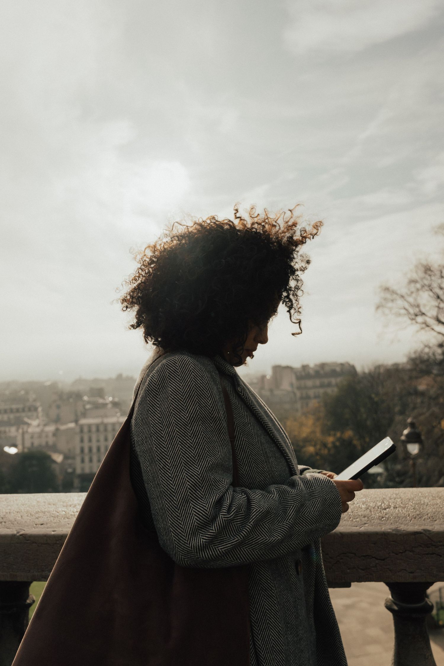 woman portrait session in Paris streets natural style