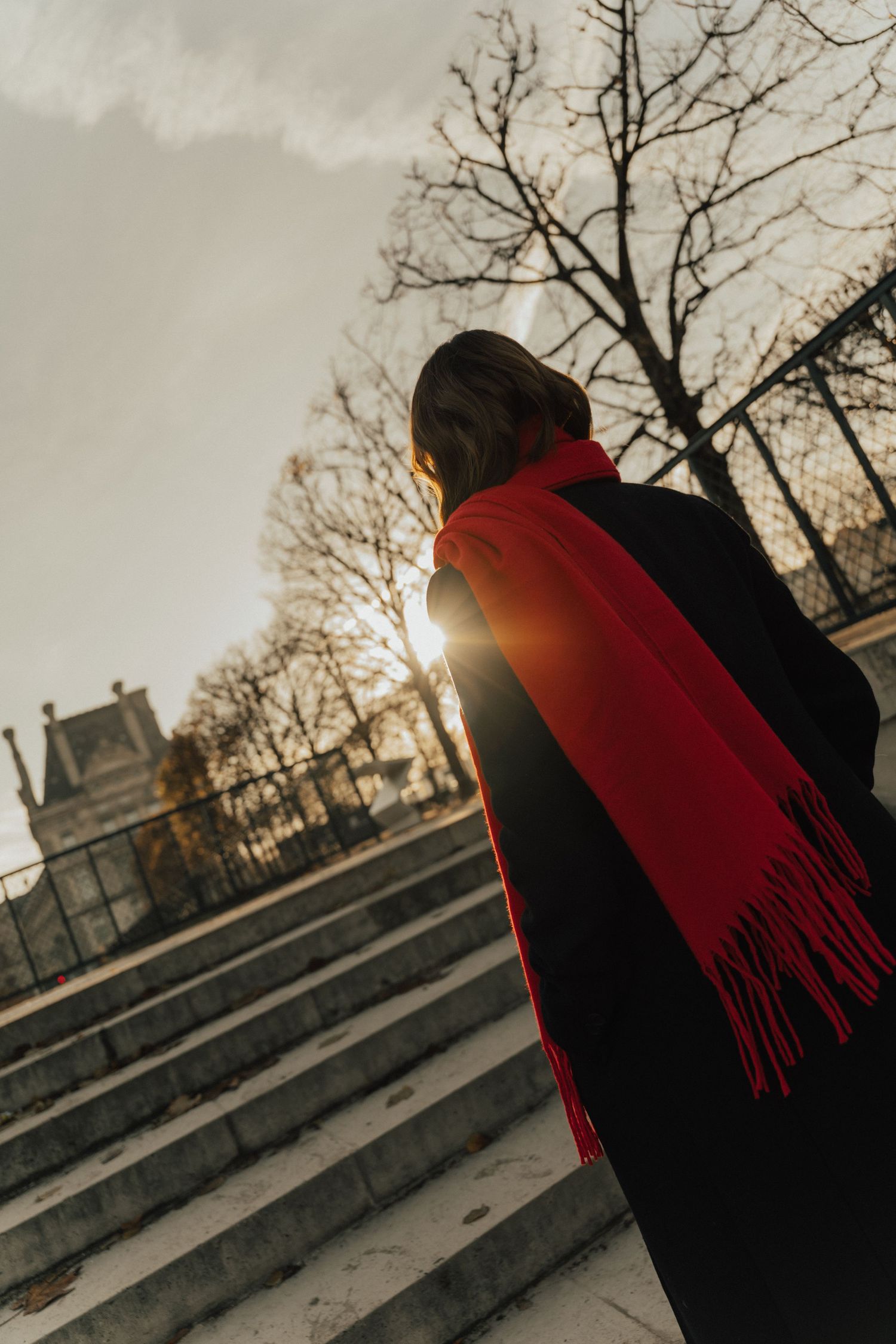 woman portrait session in Paris streets natural style