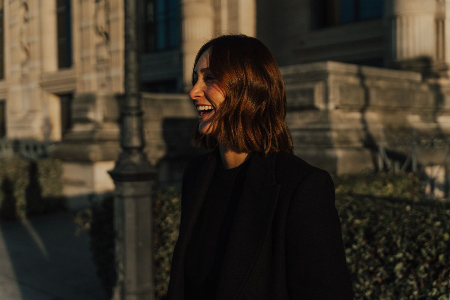 woman portrait session in Paris streets natural style