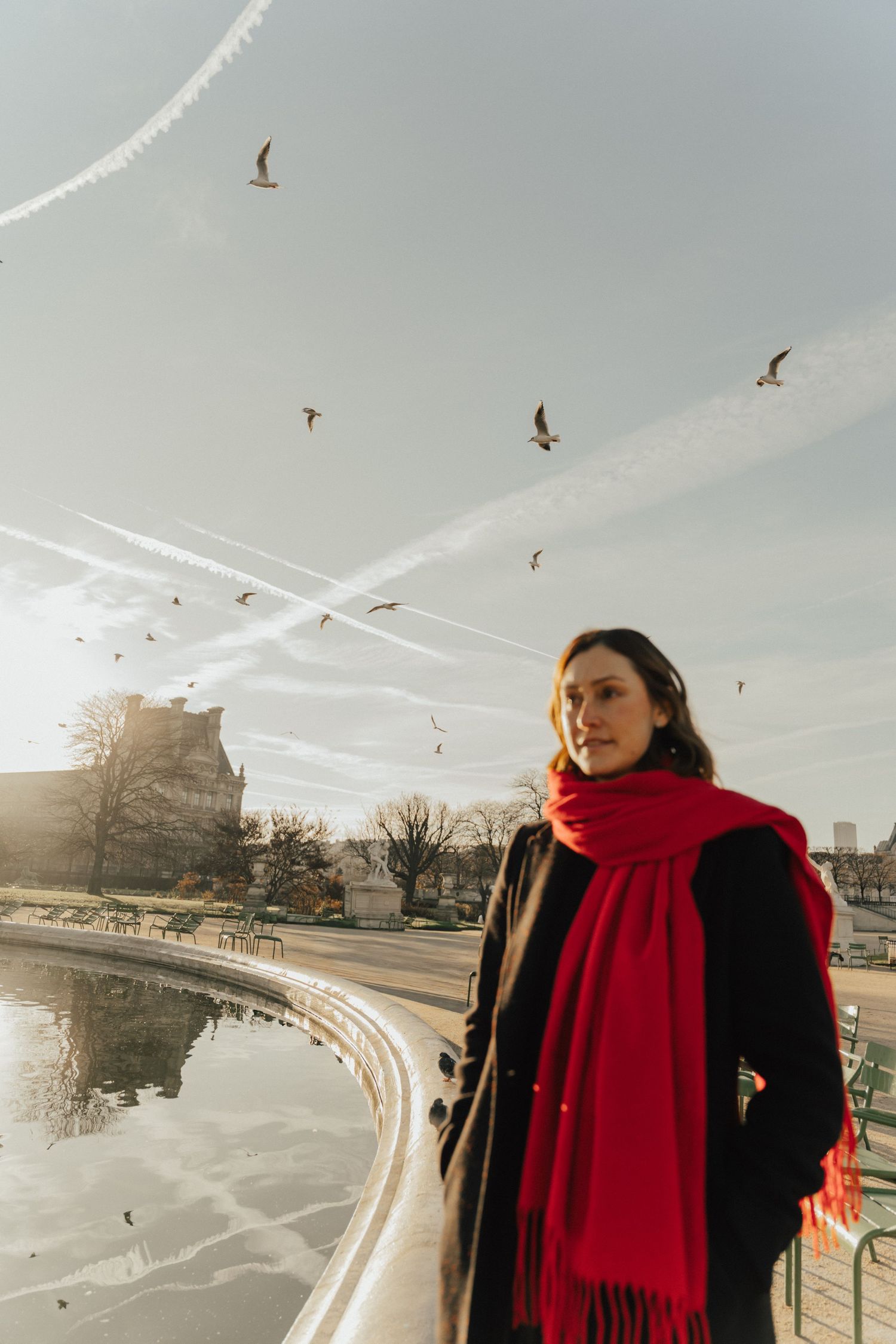 woman portrait session in Paris streets natural style