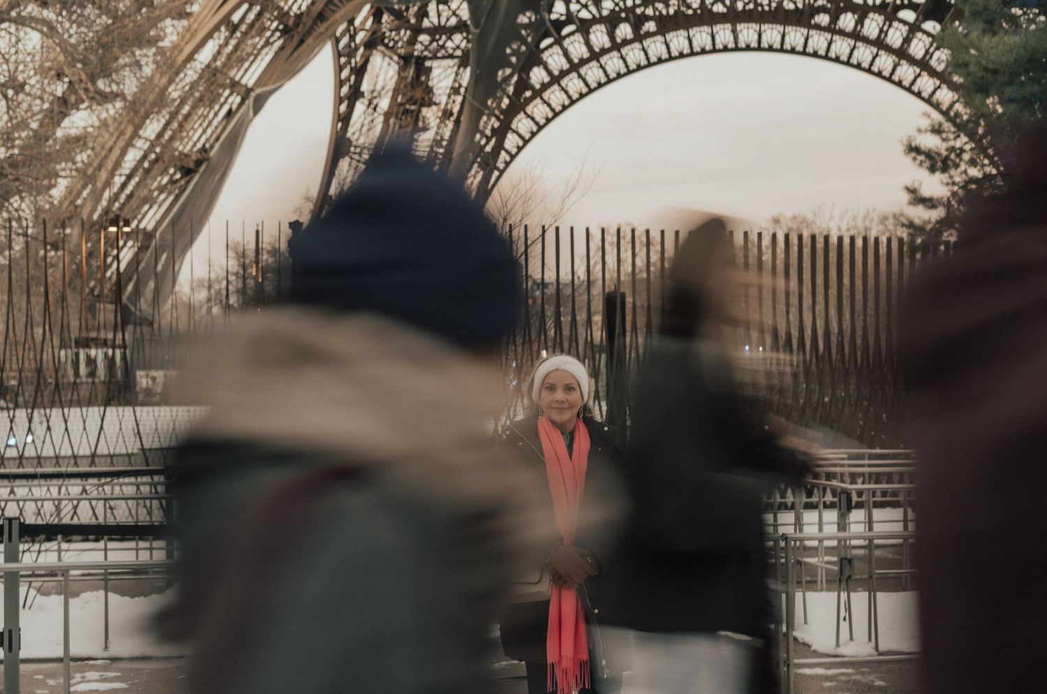 woman portrait session in Eiffel Tower