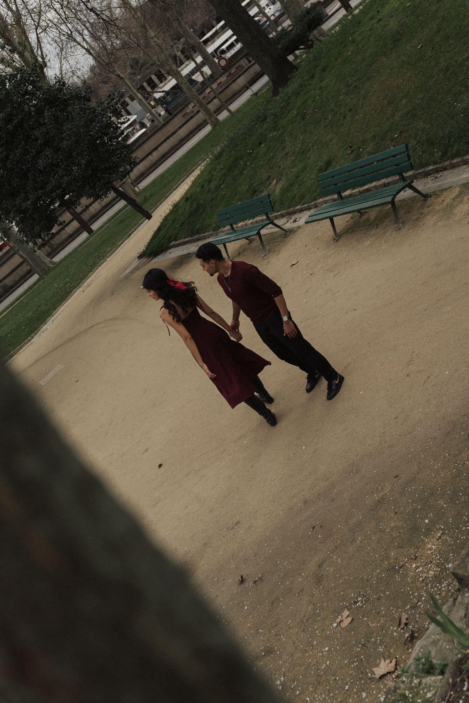 couple photoshoot in Paris Eiffel Tower at sunrise