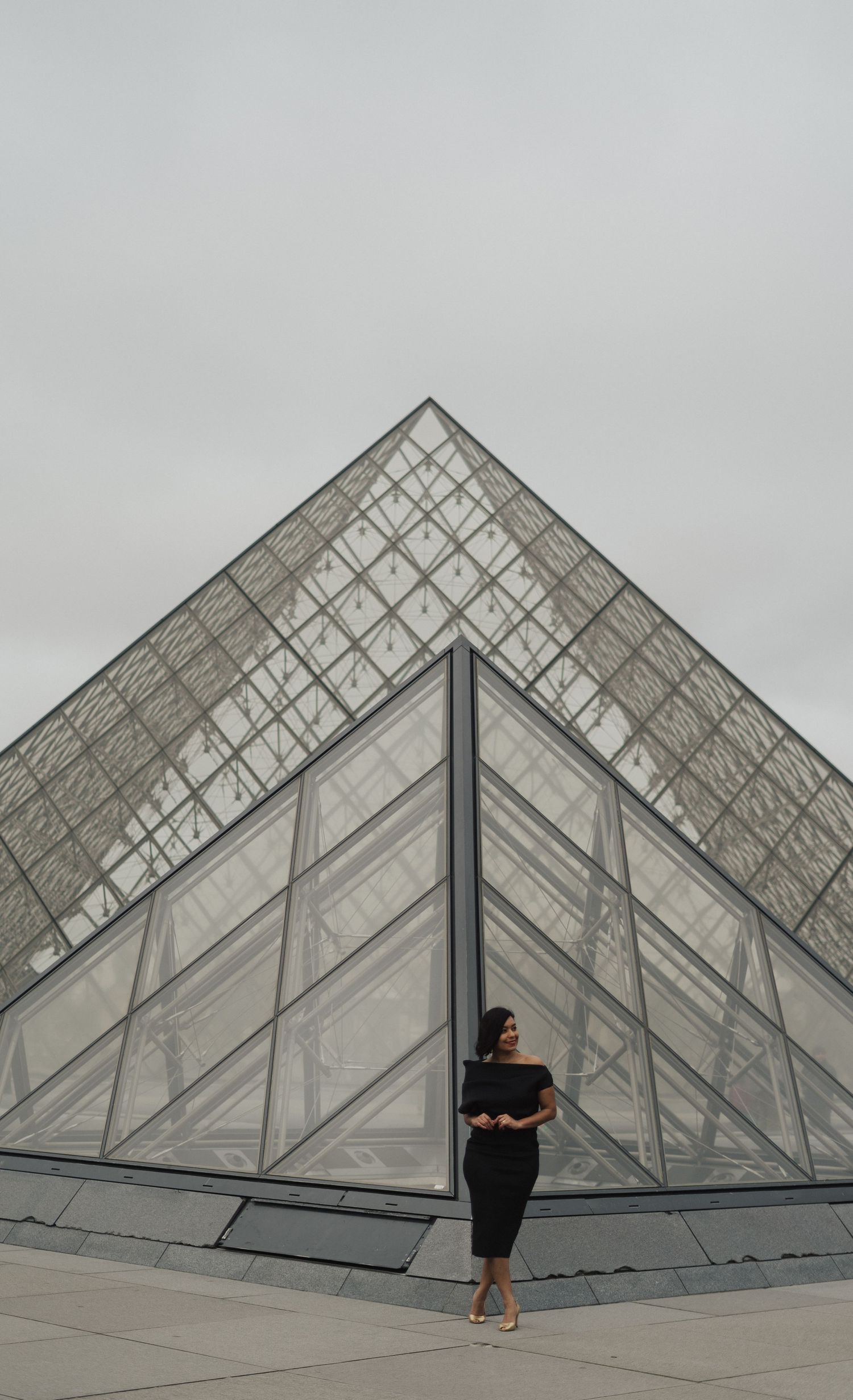 woman portrait session in Louvre