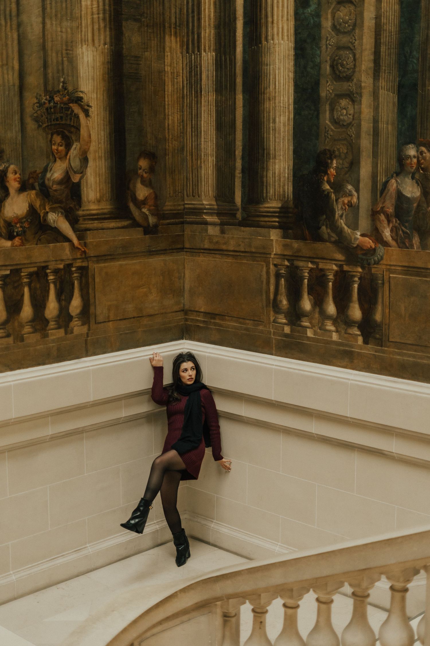 woman portrait session in parisian museum